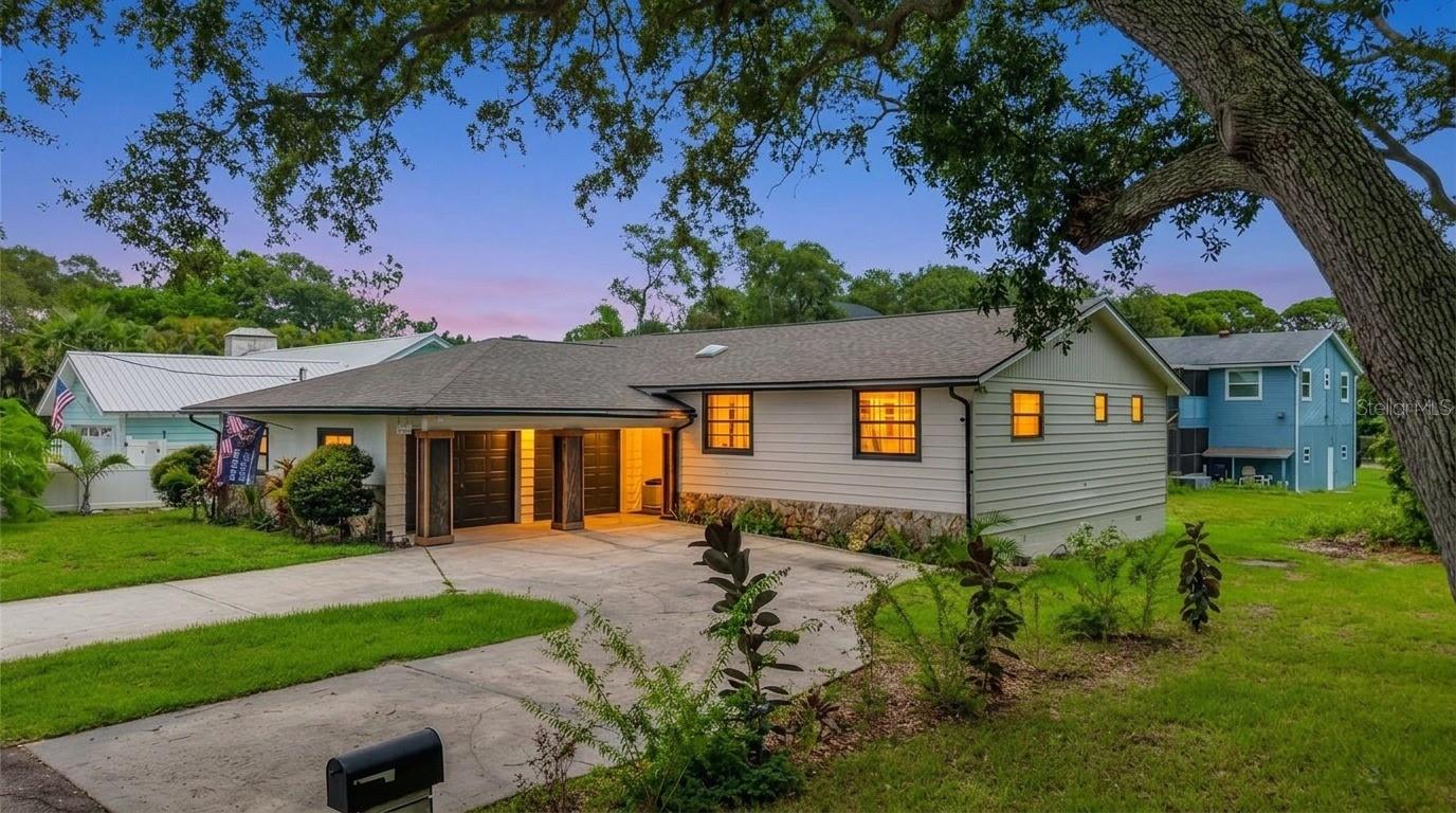 Single Family Residence in SEMINOLE, FL - Daniel Dourado