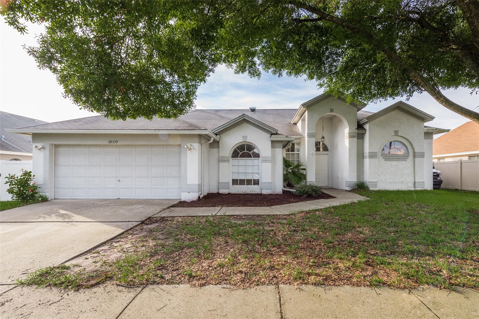 Single Family Residence in WESLEY CHAPEL, FL - Daniel Dourado