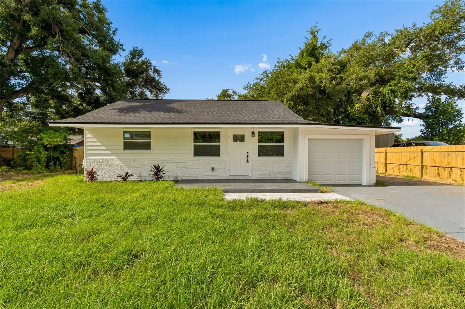 Single Family Residence in BRADENTON, FL - Daniel Dourado