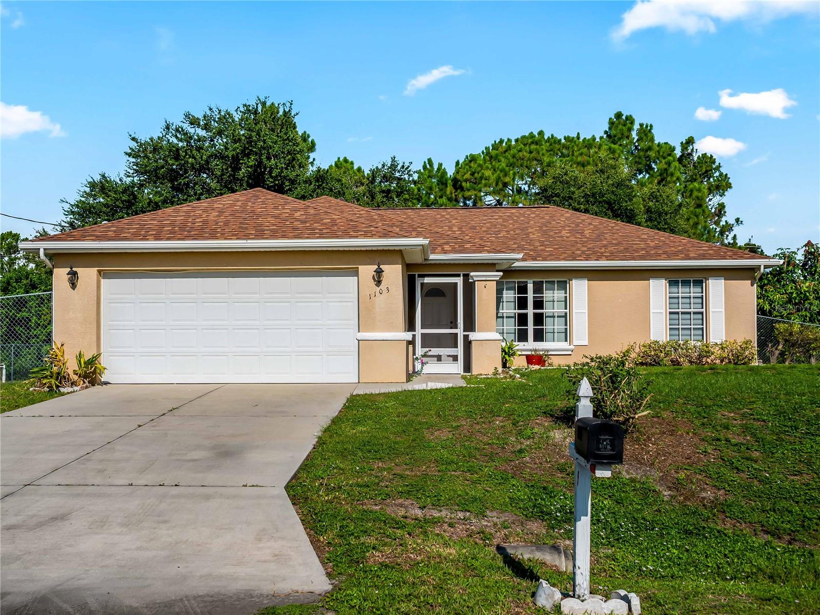 Single Family Residence em LEHIGH ACRES, FL - Daniel Dourado