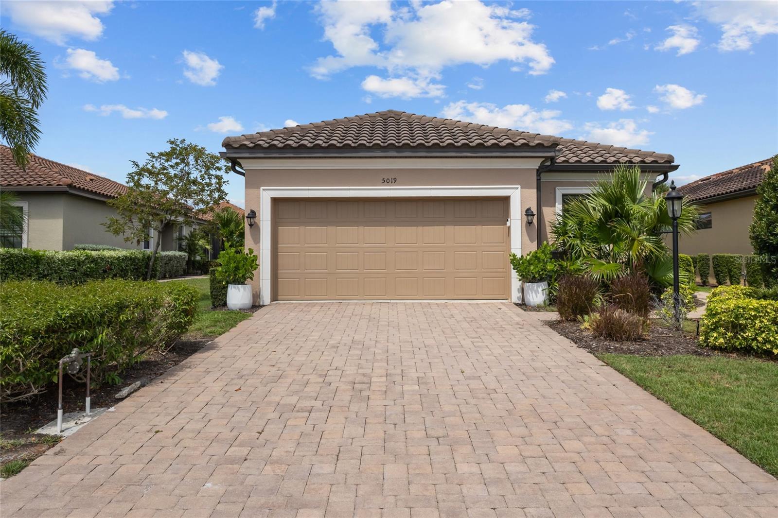 Single Family Residence in BRADENTON, FL - Daniel Dourado