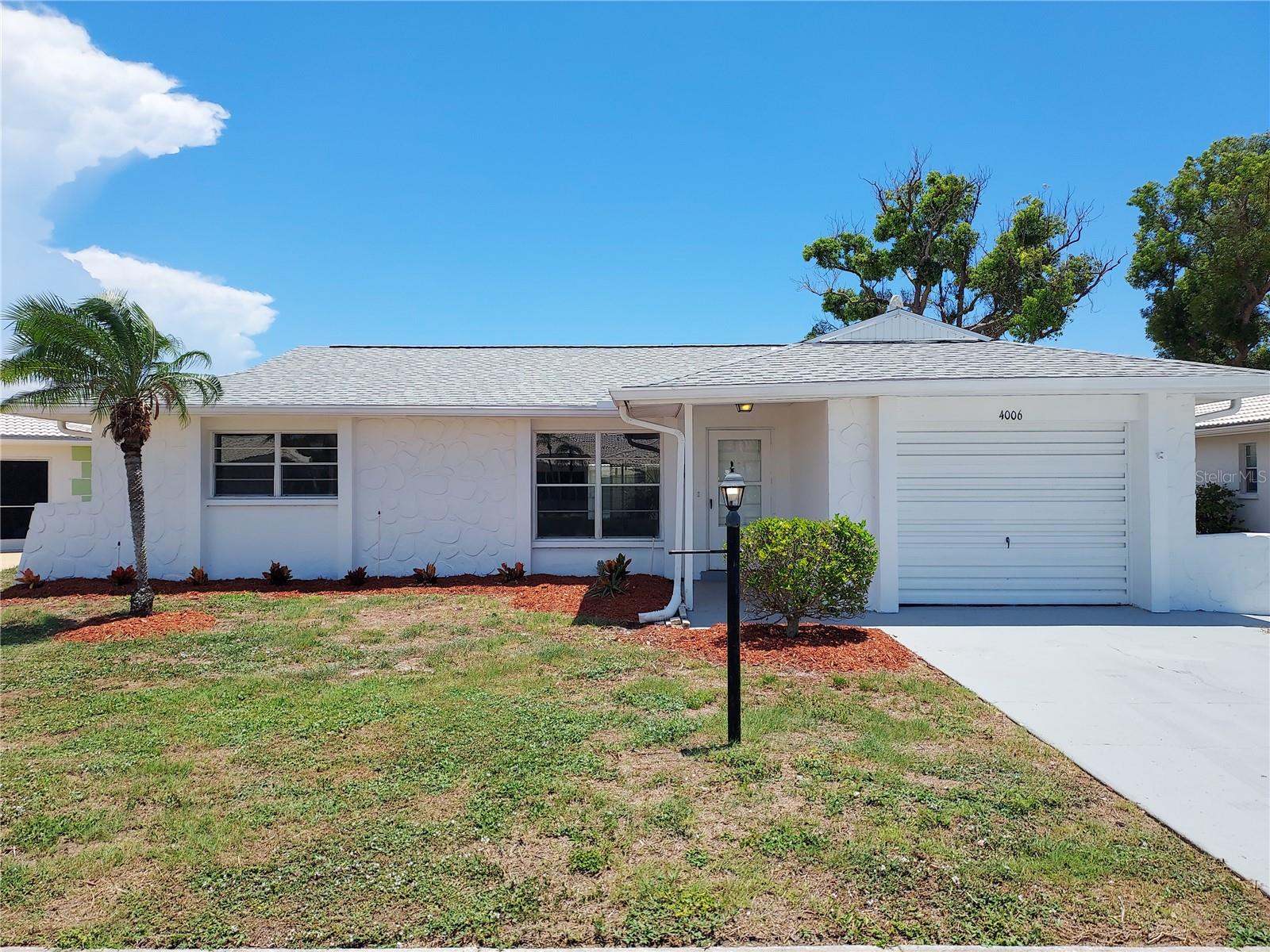 Single Family Residence in BRADENTON, FL - Daniel Dourado