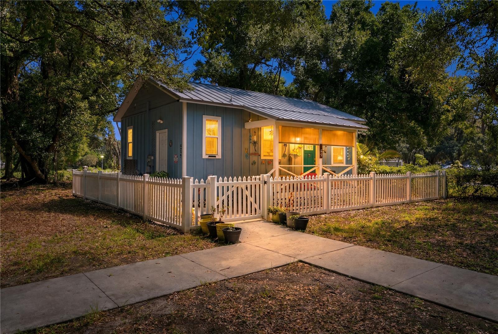 Single Family Residence in BRADENTON, FL - Daniel Dourado