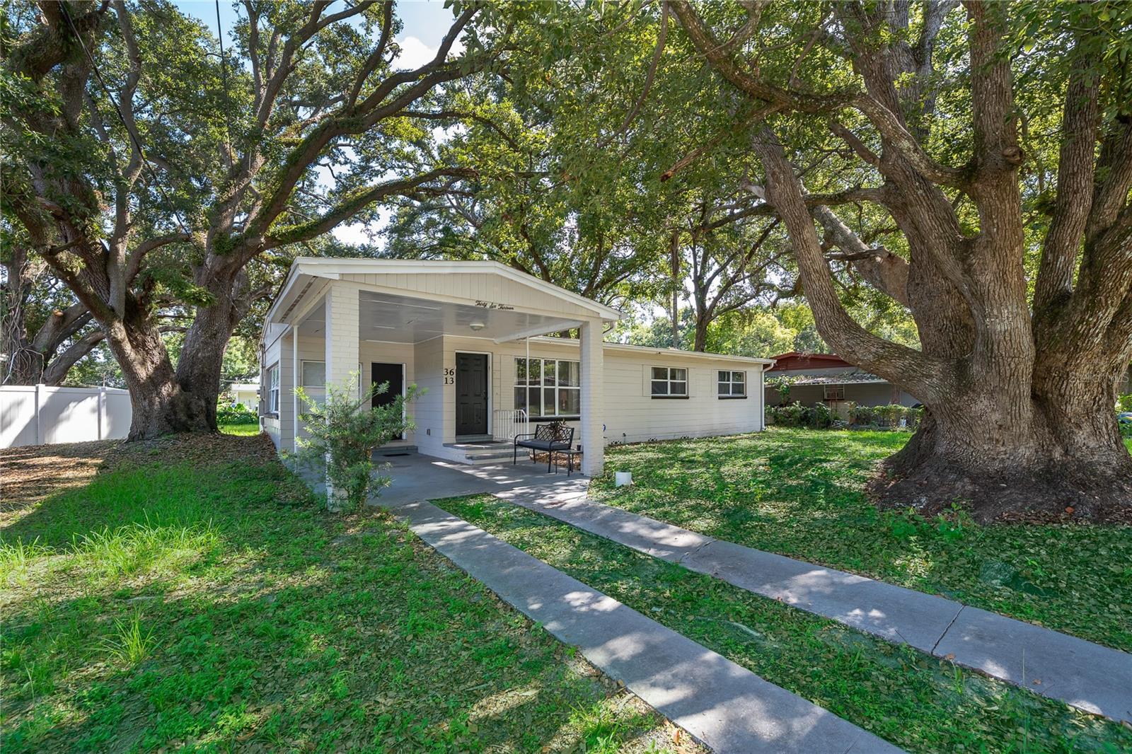 Single Family Residence in ORLANDO, FL - Daniel Dourado
