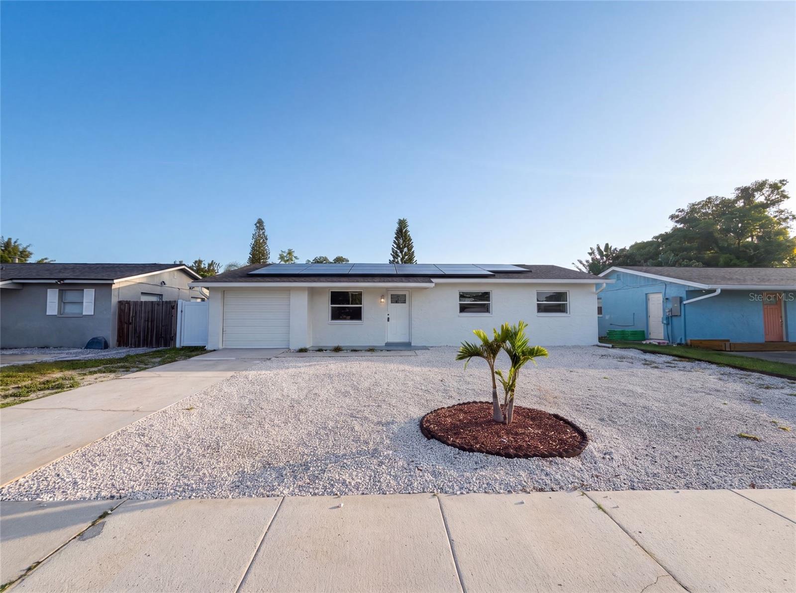 Single Family Residence in SEMINOLE, FL - Daniel Dourado