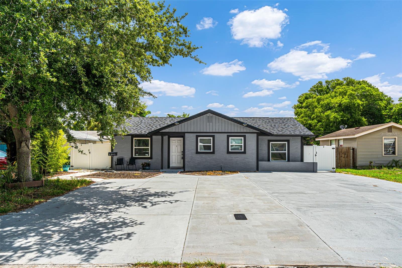 Single Family Residence in BRADENTON, FL - Daniel Dourado