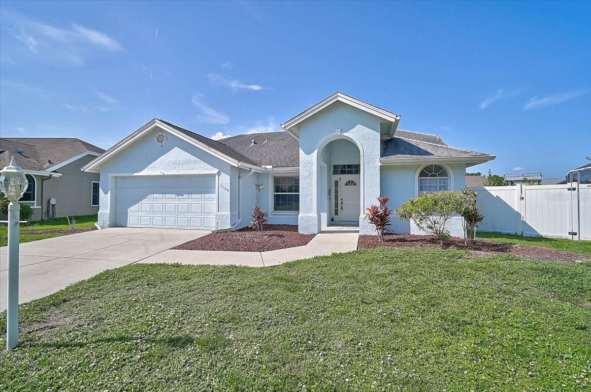 Single Family Residence in BRADENTON, FL - Daniel Dourado