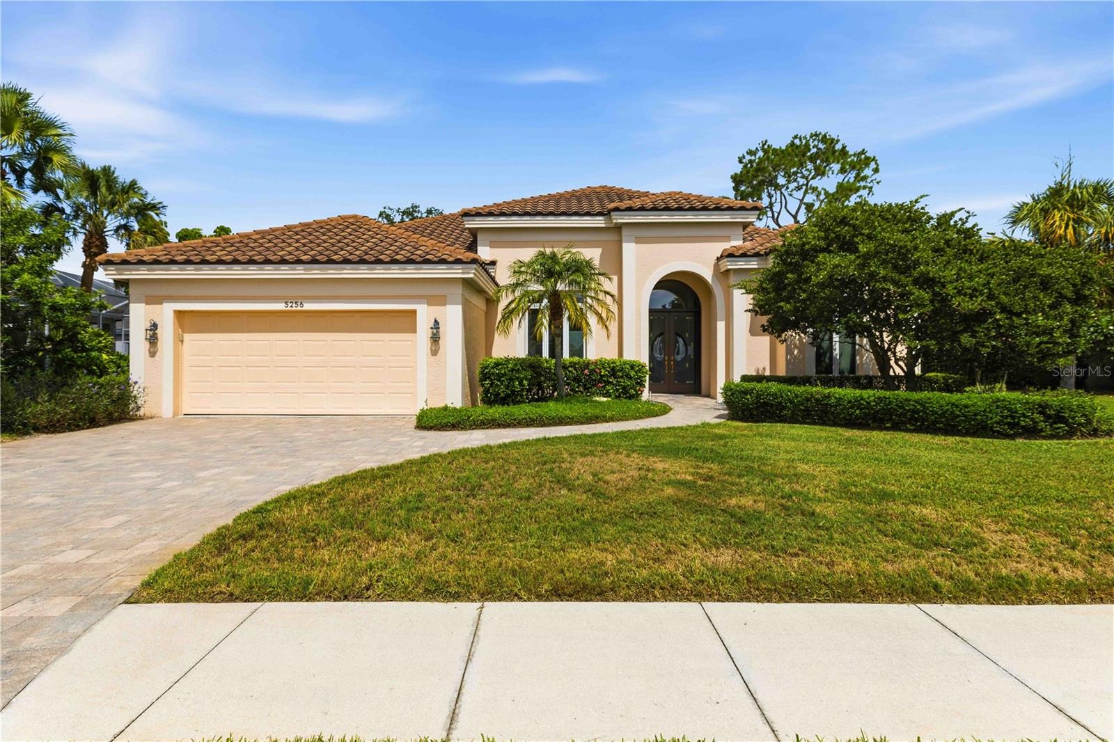 Single Family Residence in BRADENTON, FL - Daniel Dourado
