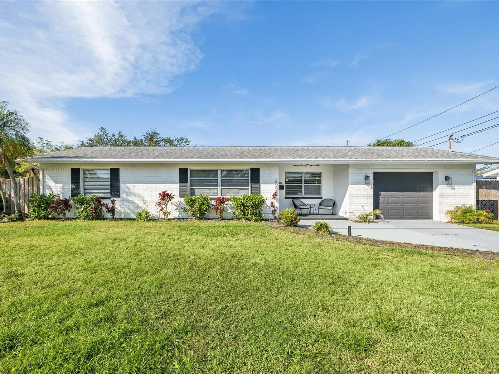 Single Family Residence in ST PETERSBURG, FL - Daniel Dourado
