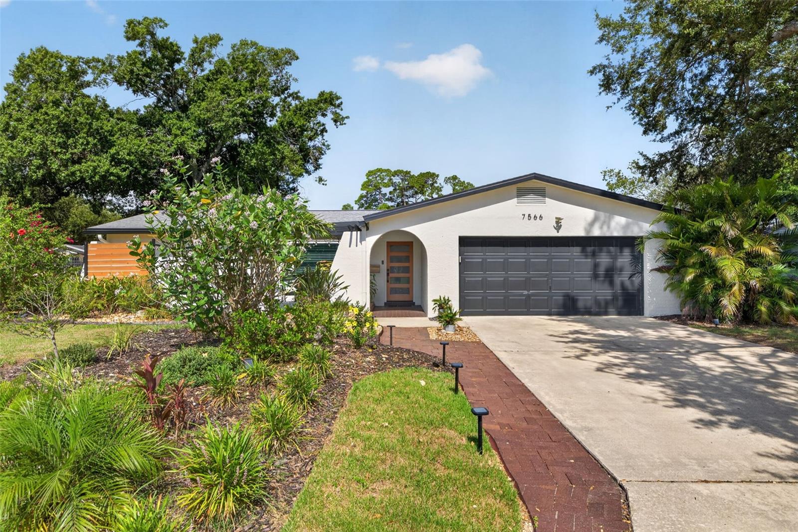 Single Family Residence in ST PETERSBURG, FL - Daniel Dourado