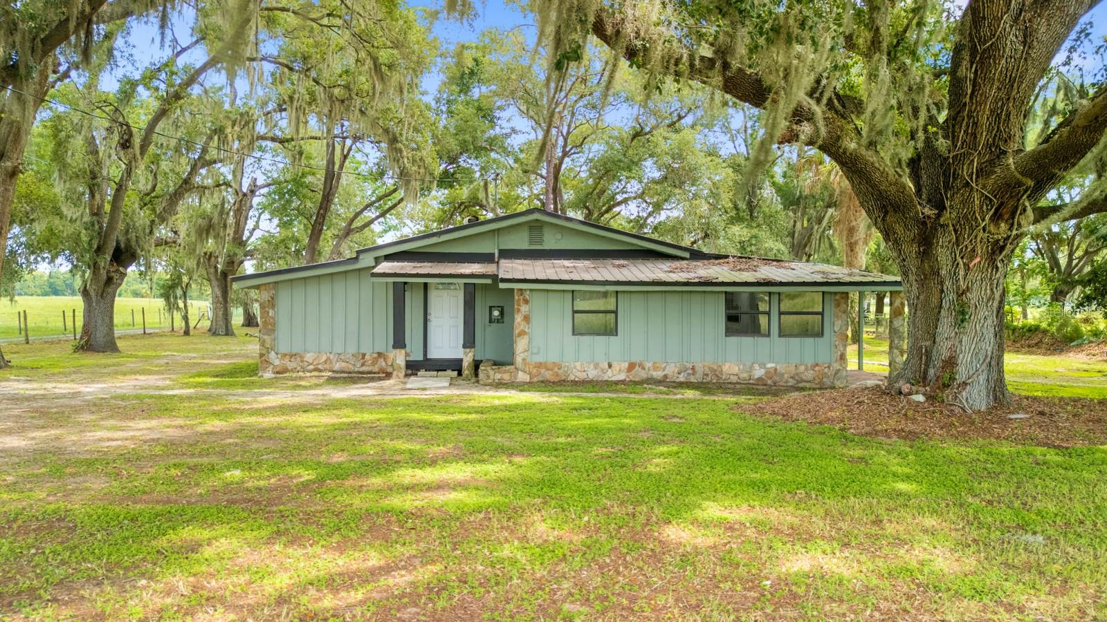 Single Family Residence em THONOTOSASSA, FL - Daniel Dourado