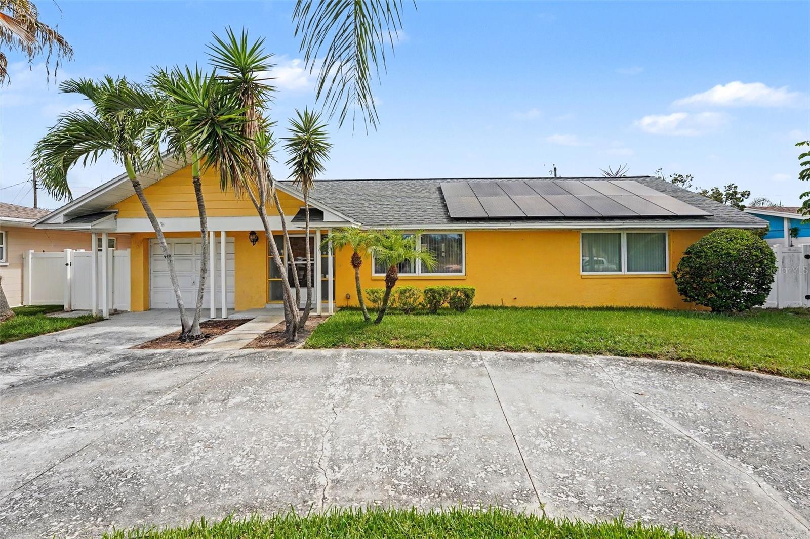 Single Family Residence in SEMINOLE, FL - Daniel Dourado