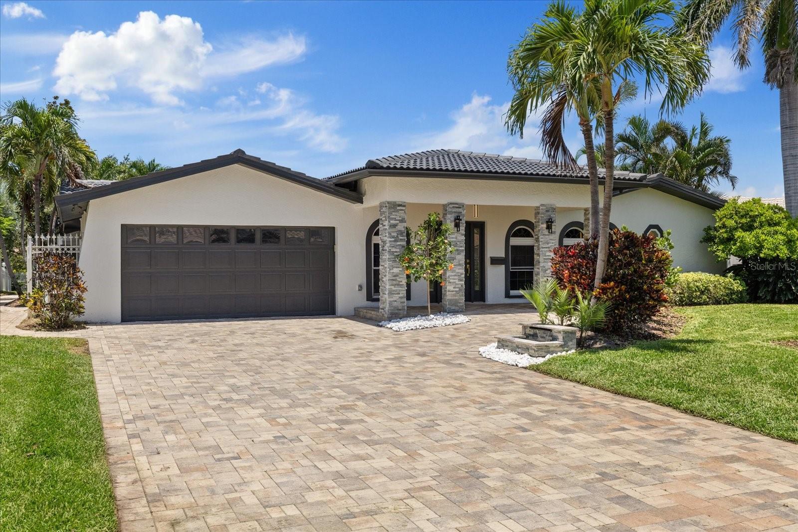 Single Family Residence in ST PETERSBURG, FL - Daniel Dourado