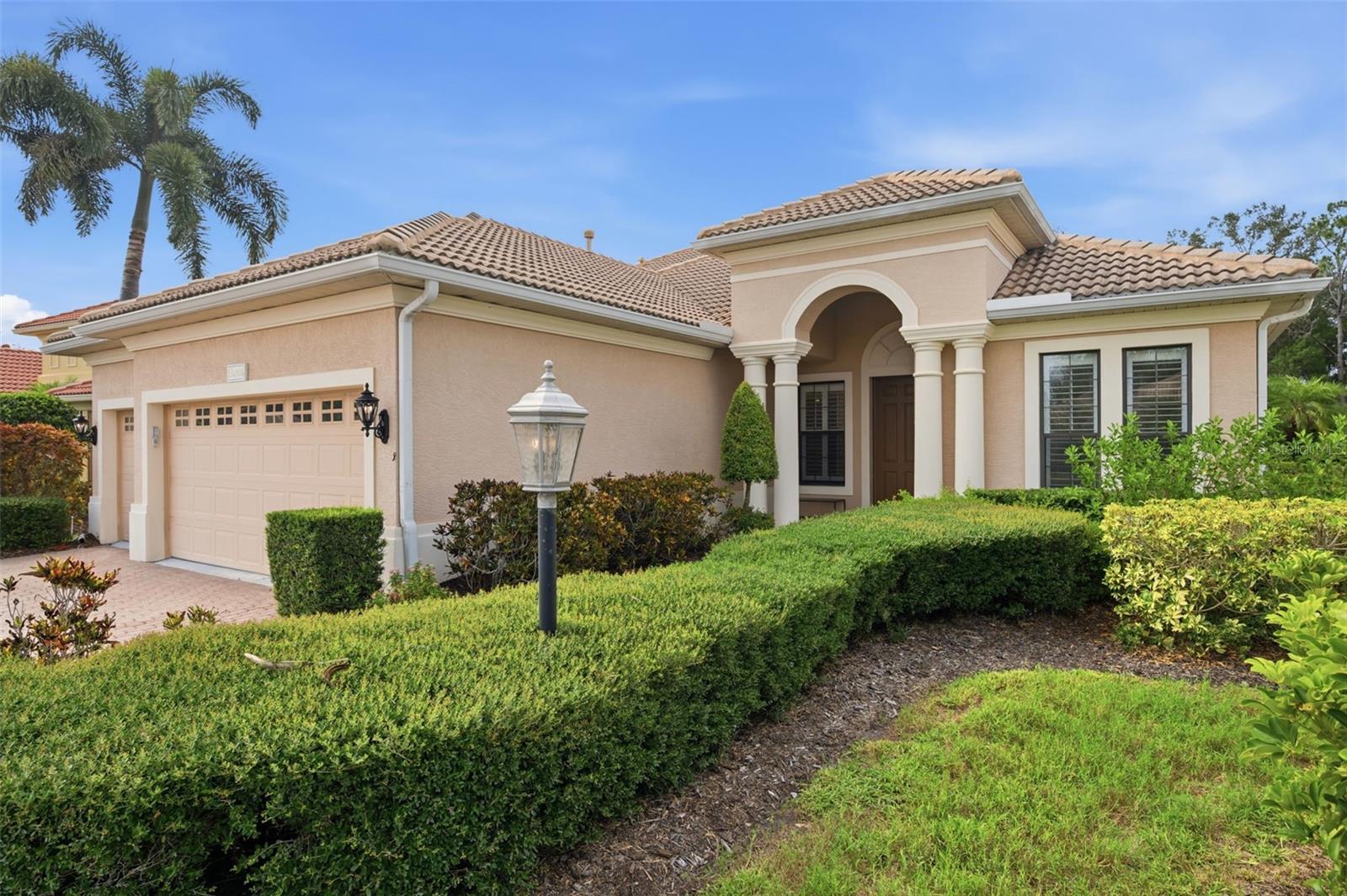 Single Family Residence in BRADENTON, FL - Daniel Dourado