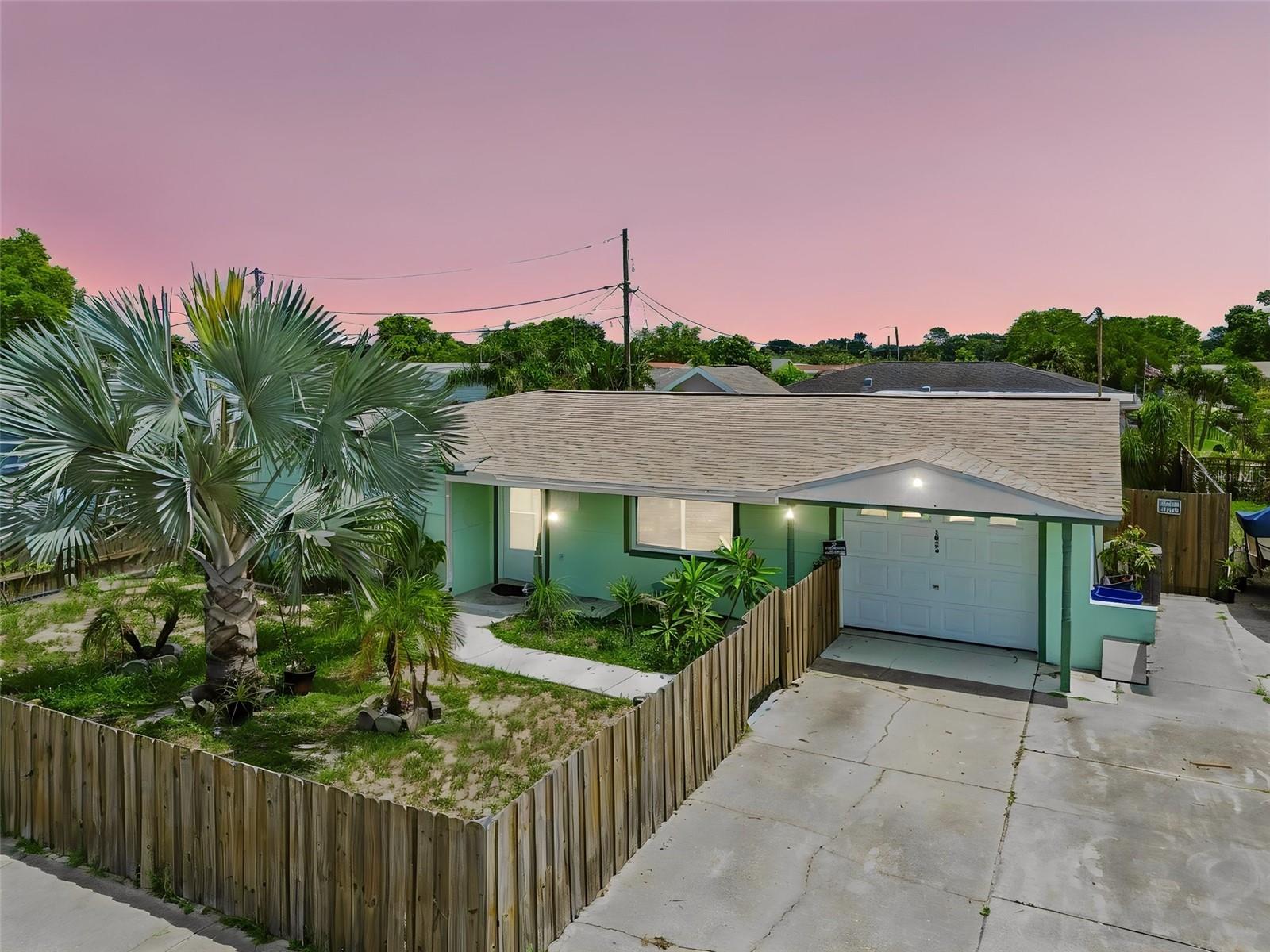 Single Family Residence in HOLIDAY, FL - Daniel Dourado