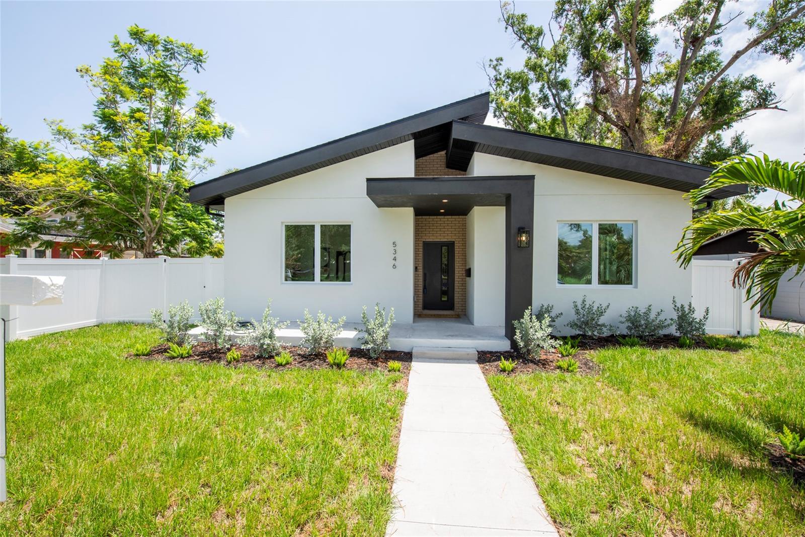Single Family Residence in ST PETERSBURG, FL - Daniel Dourado