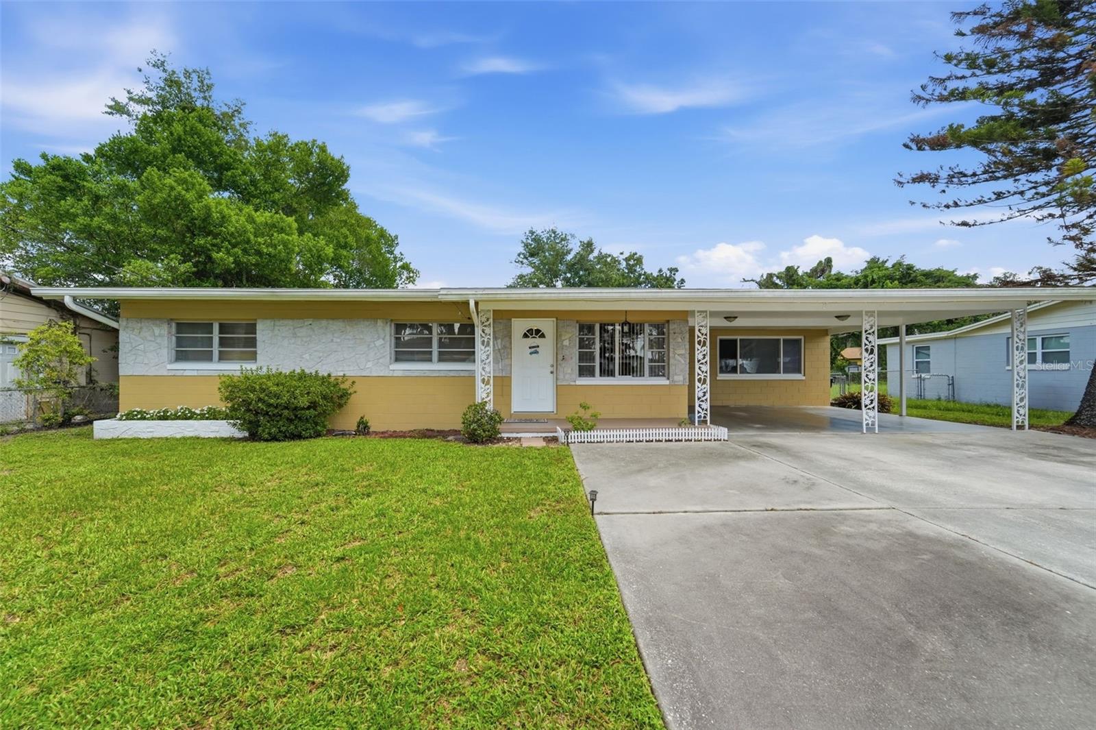 Single Family Residence in ORLANDO, FL - Daniel Dourado