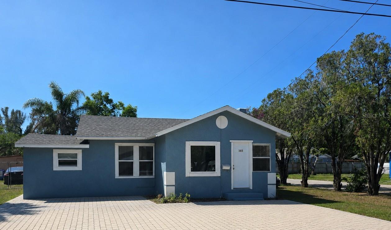 Single Family Residence in BRADENTON, FL - Daniel Dourado
