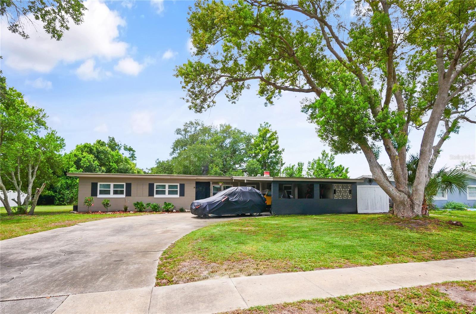 Single Family Residence in ORLANDO, FL - Daniel Dourado