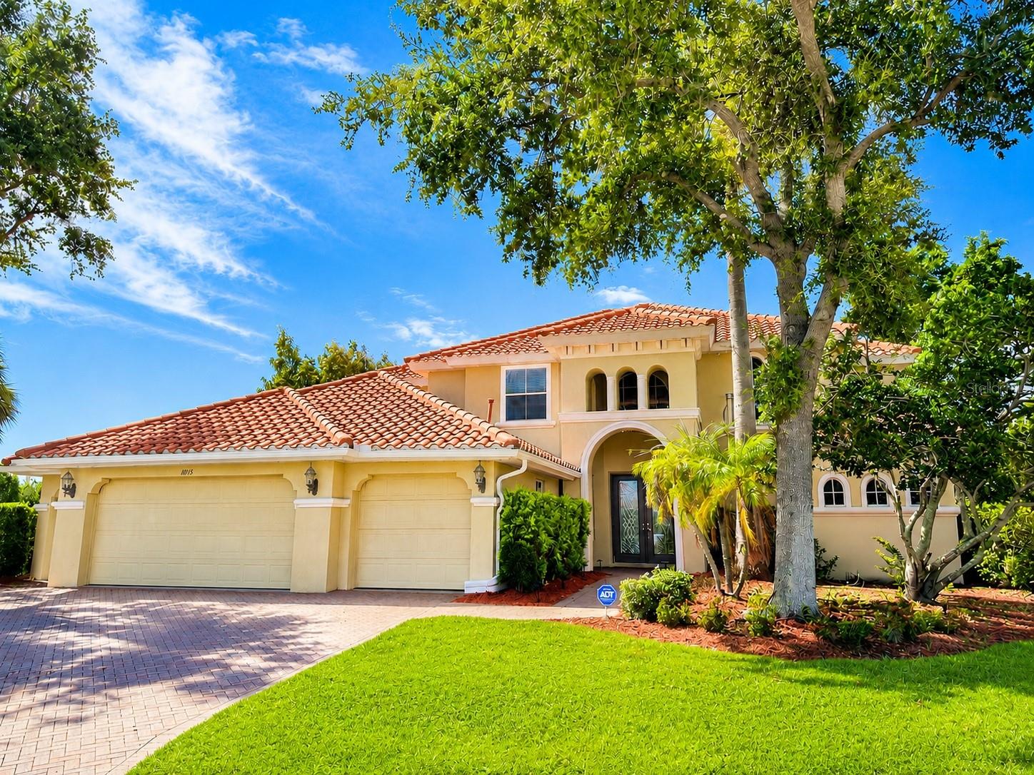 Single Family Residence in BRADENTON, FL - Daniel Dourado