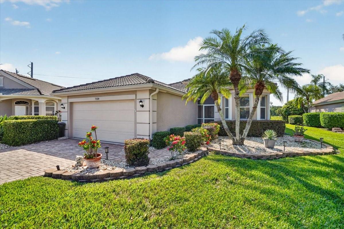 Single Family Residence in BRADENTON, FL - Daniel Dourado