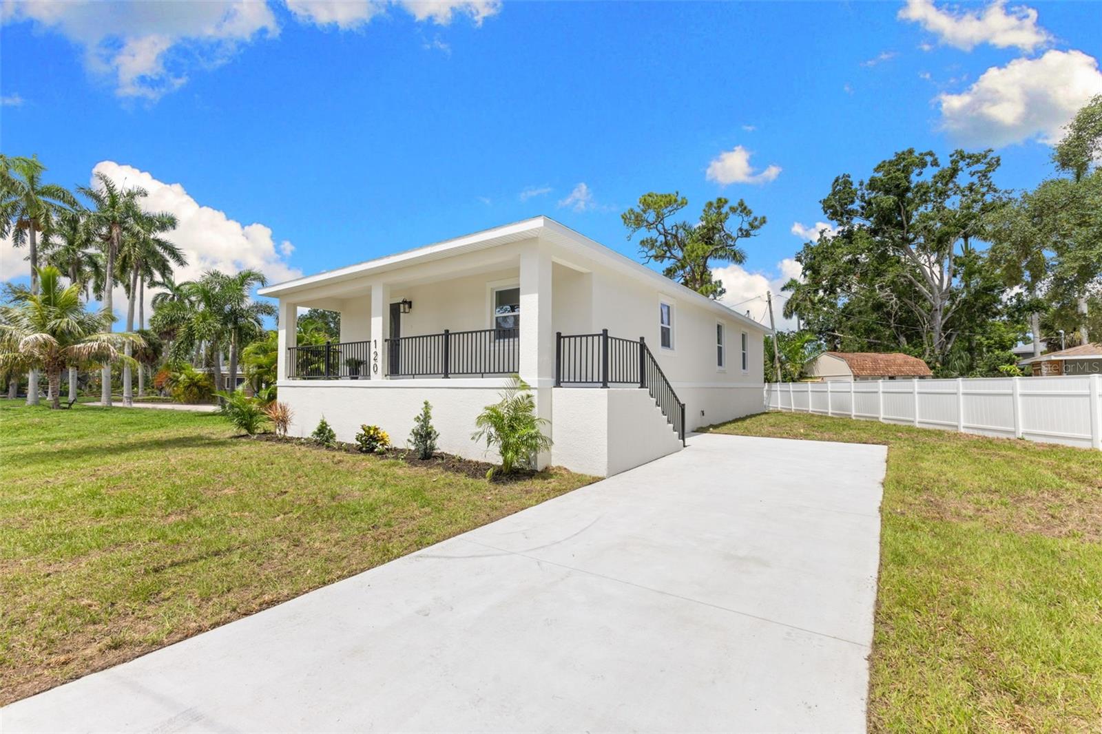 Single Family Residence in BRADENTON, FL - Daniel Dourado