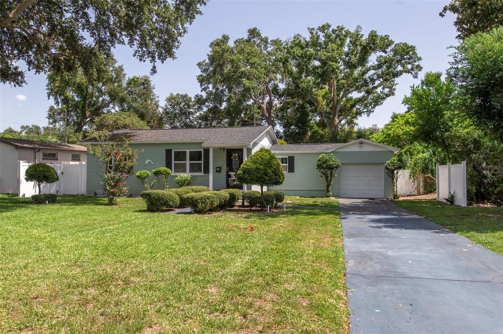 Single Family Residence in ST PETERSBURG, FL - Daniel Dourado