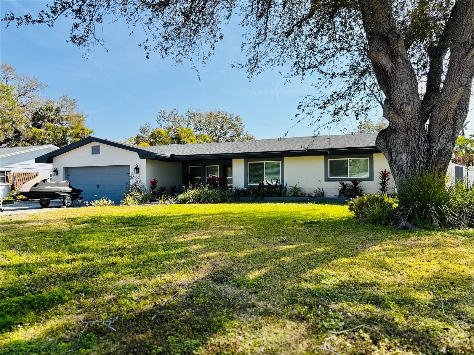 Single Family Residence in ST PETERSBURG, FL - Daniel Dourado