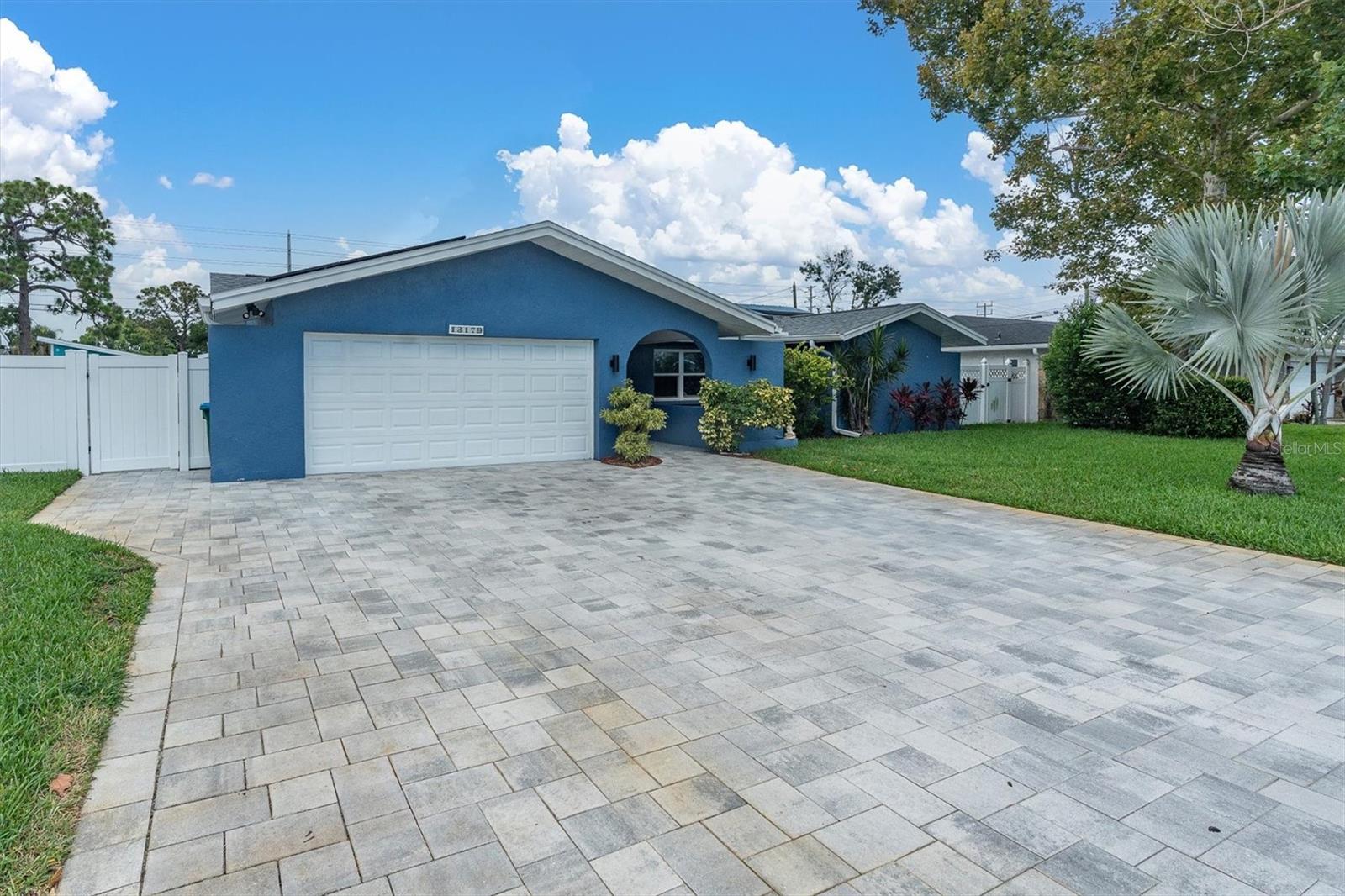 Single Family Residence in SEMINOLE, FL - Daniel Dourado