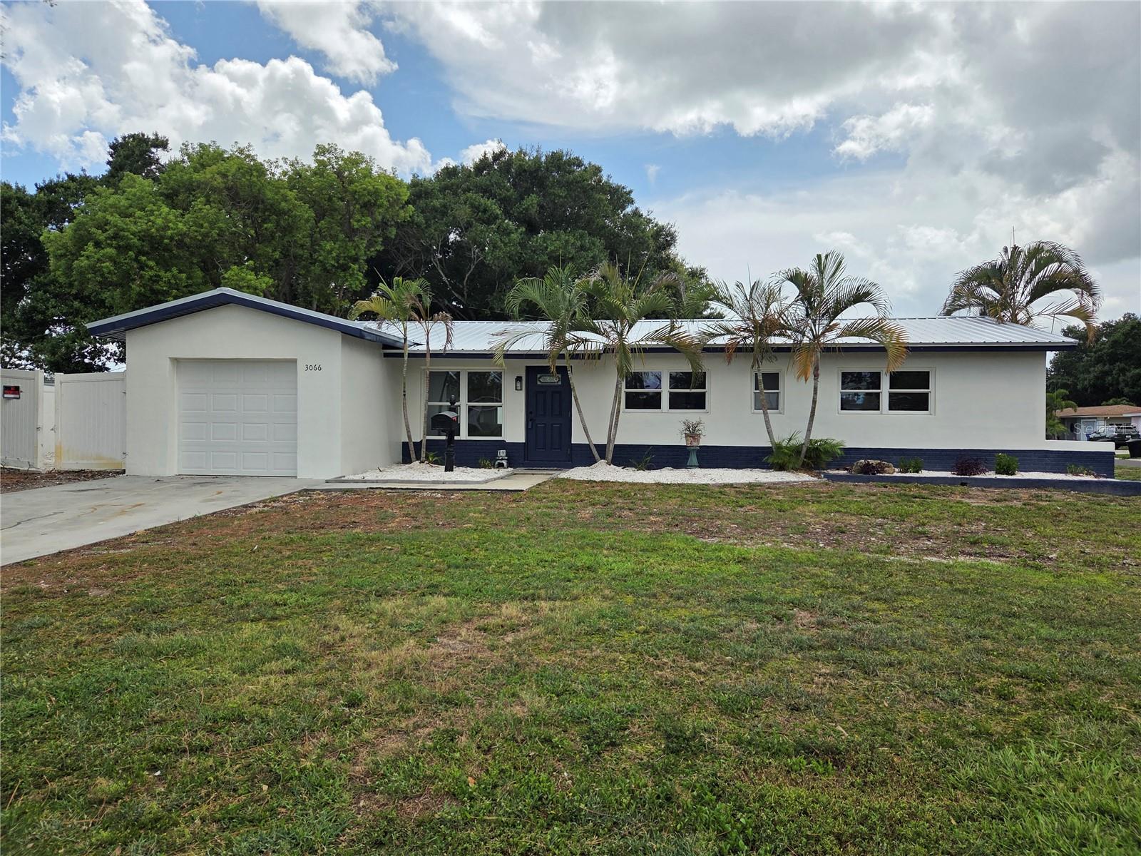 Single Family Residence in ST PETERSBURG, FL - Daniel Dourado