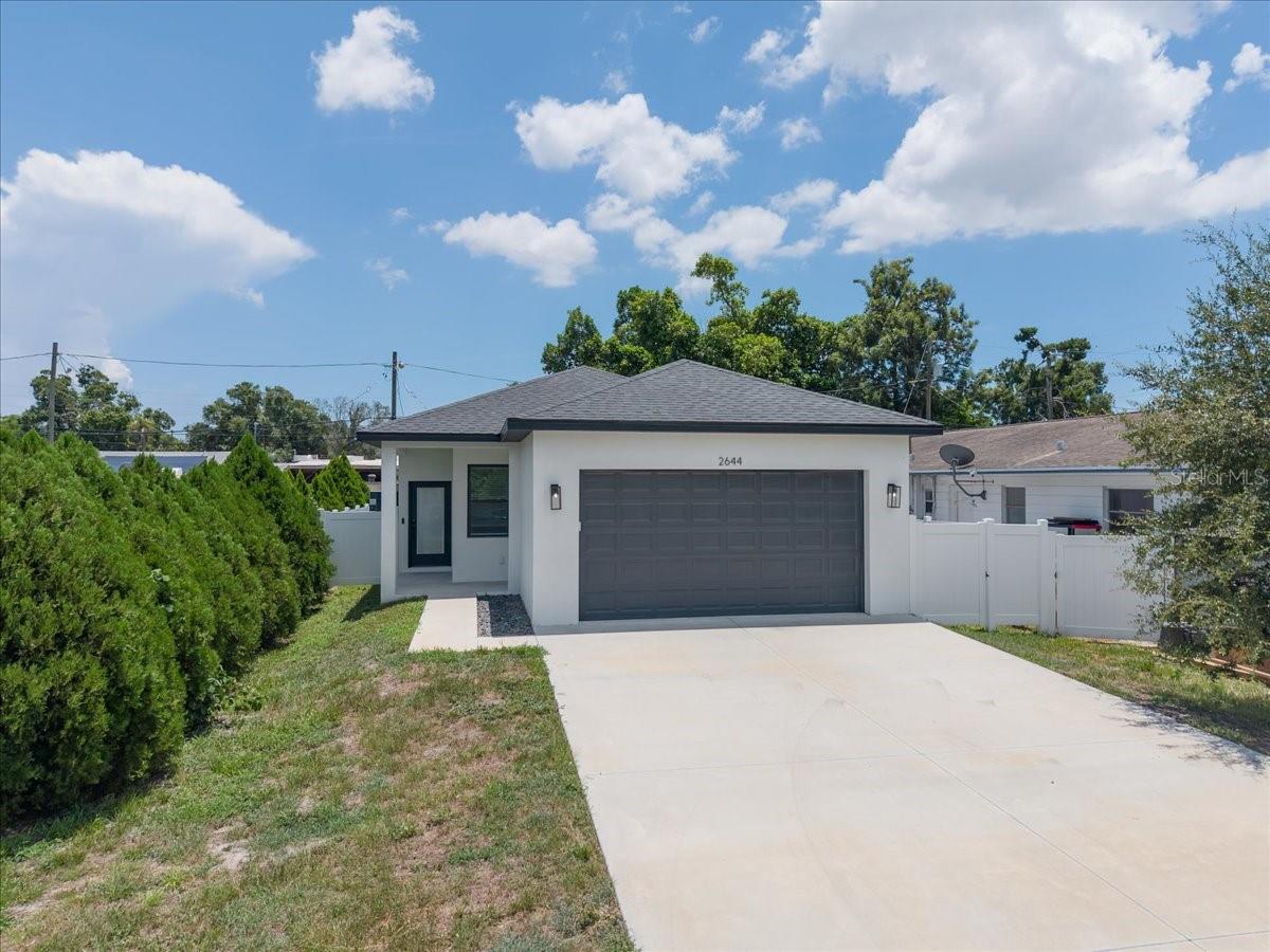 Single Family Residence in ST PETERSBURG, FL - Daniel Dourado