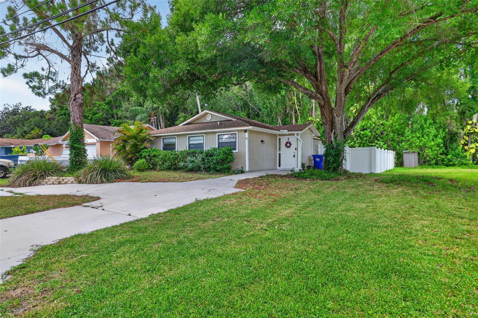 Single Family Residence in PALM HARBOR, FL - Daniel Dourado