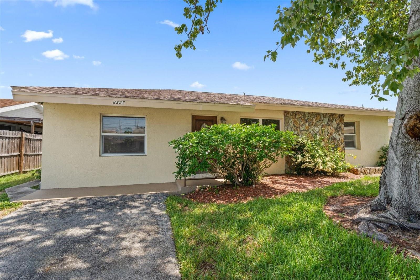 Single Family Residence in SEMINOLE, FL - Daniel Dourado