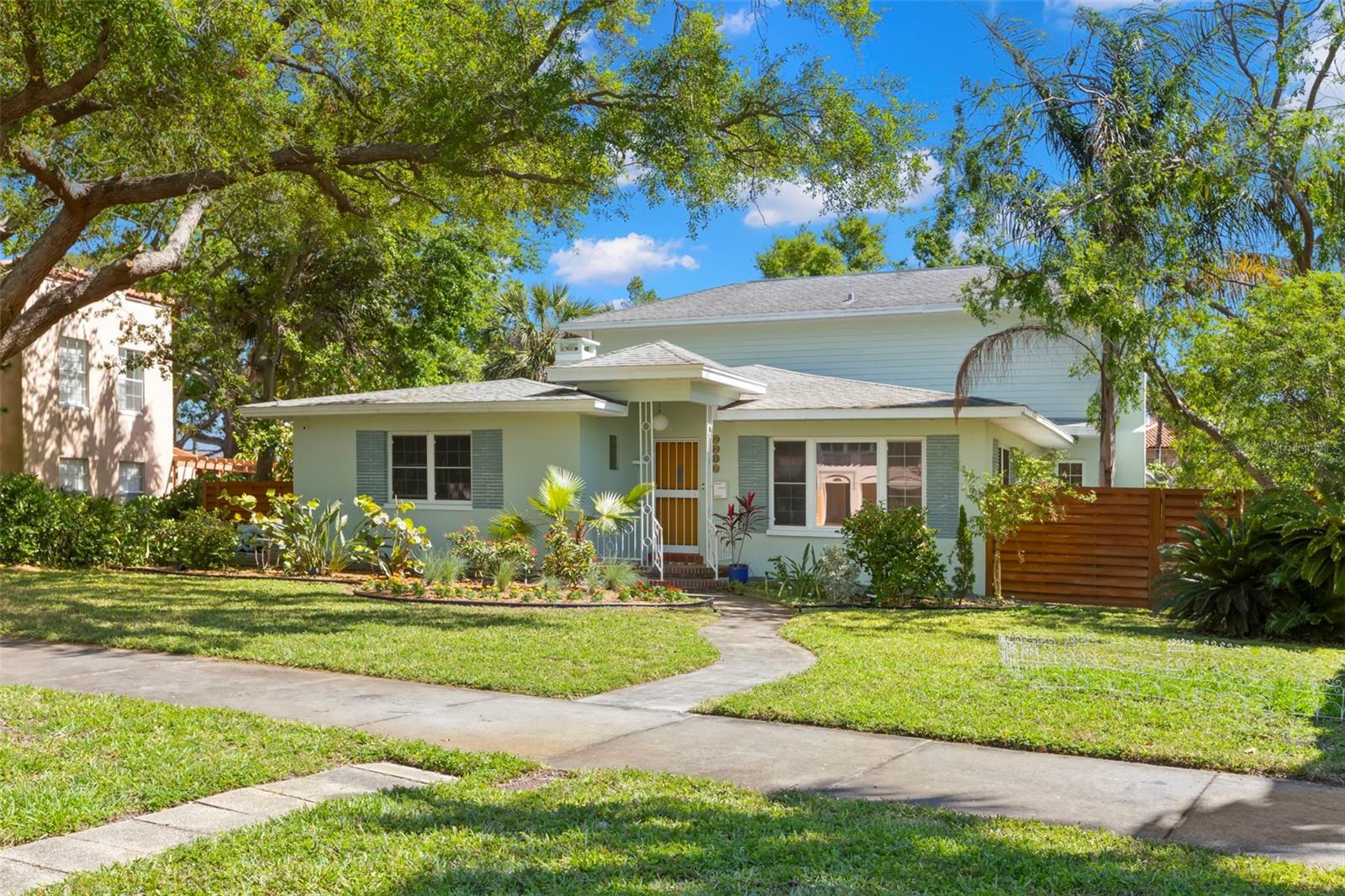 Single Family Residence in ST PETERSBURG, FL - Daniel Dourado