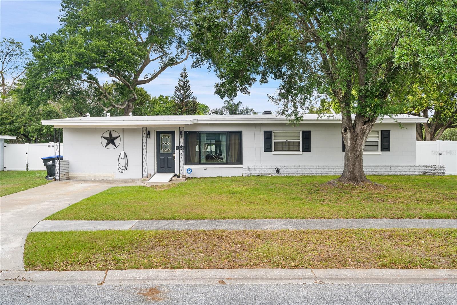 Single Family Residence in ORLANDO, FL - Daniel Dourado