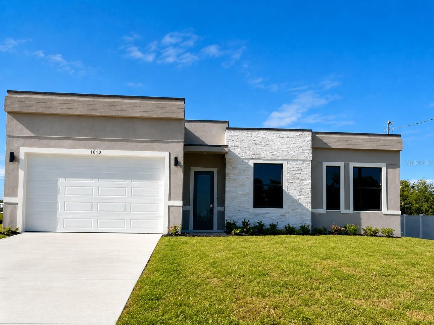 Single Family Residence in CAPE CORAL, FL - Daniel Dourado