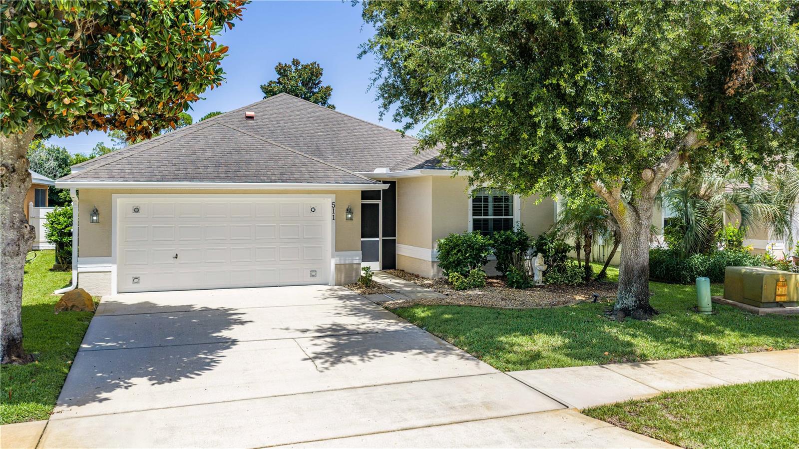 Single Family Residence in EDGEWATER, FL - Daniel Dourado
