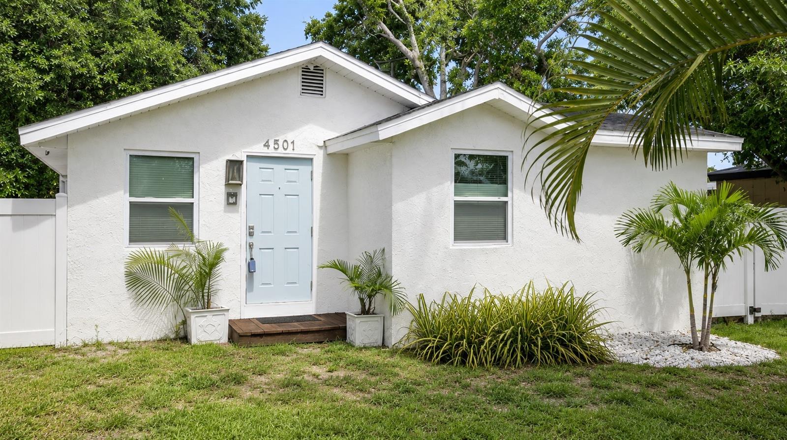Single Family Residence in ST PETERSBURG, FL - Daniel Dourado