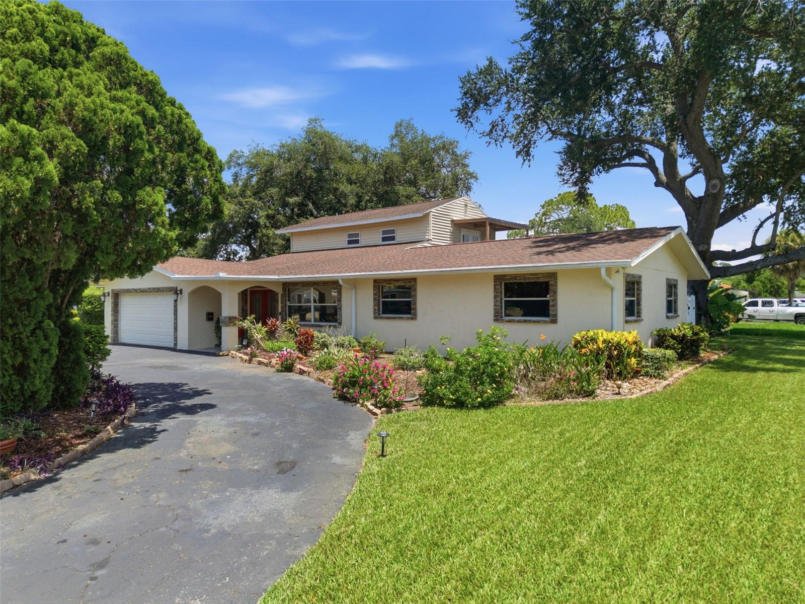 Single Family Residence in ST PETERSBURG, FL - Daniel Dourado