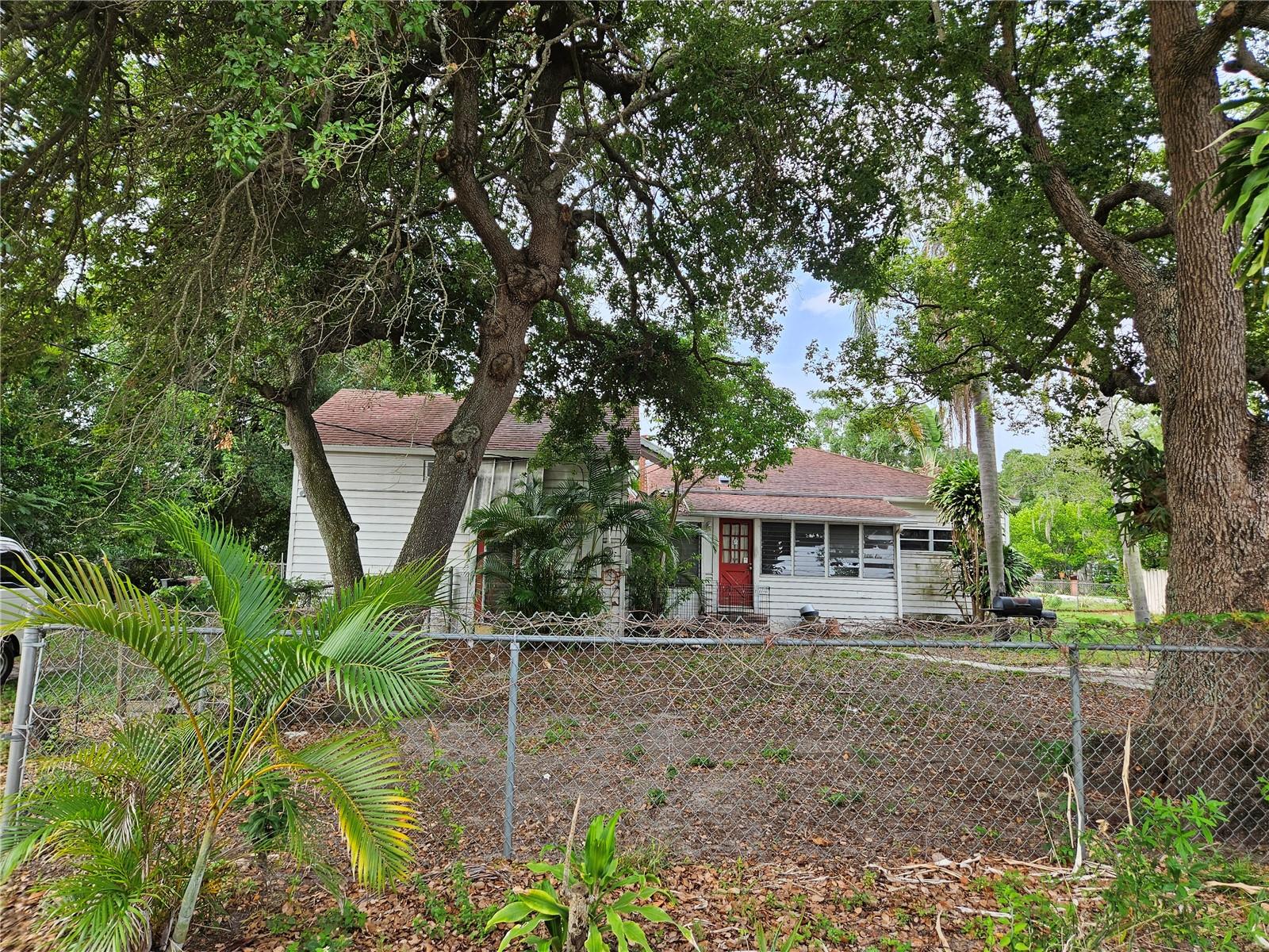 Single Family Residence in ST PETERSBURG, FL - Daniel Dourado