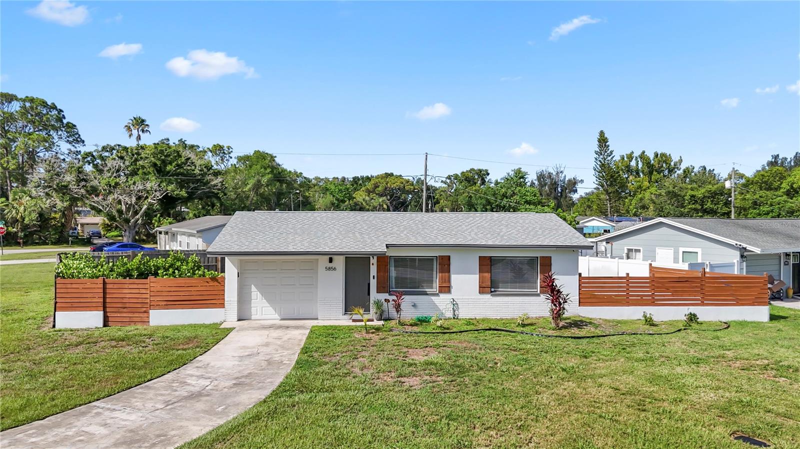 Single Family Residence in ST PETERSBURG, FL - Daniel Dourado
