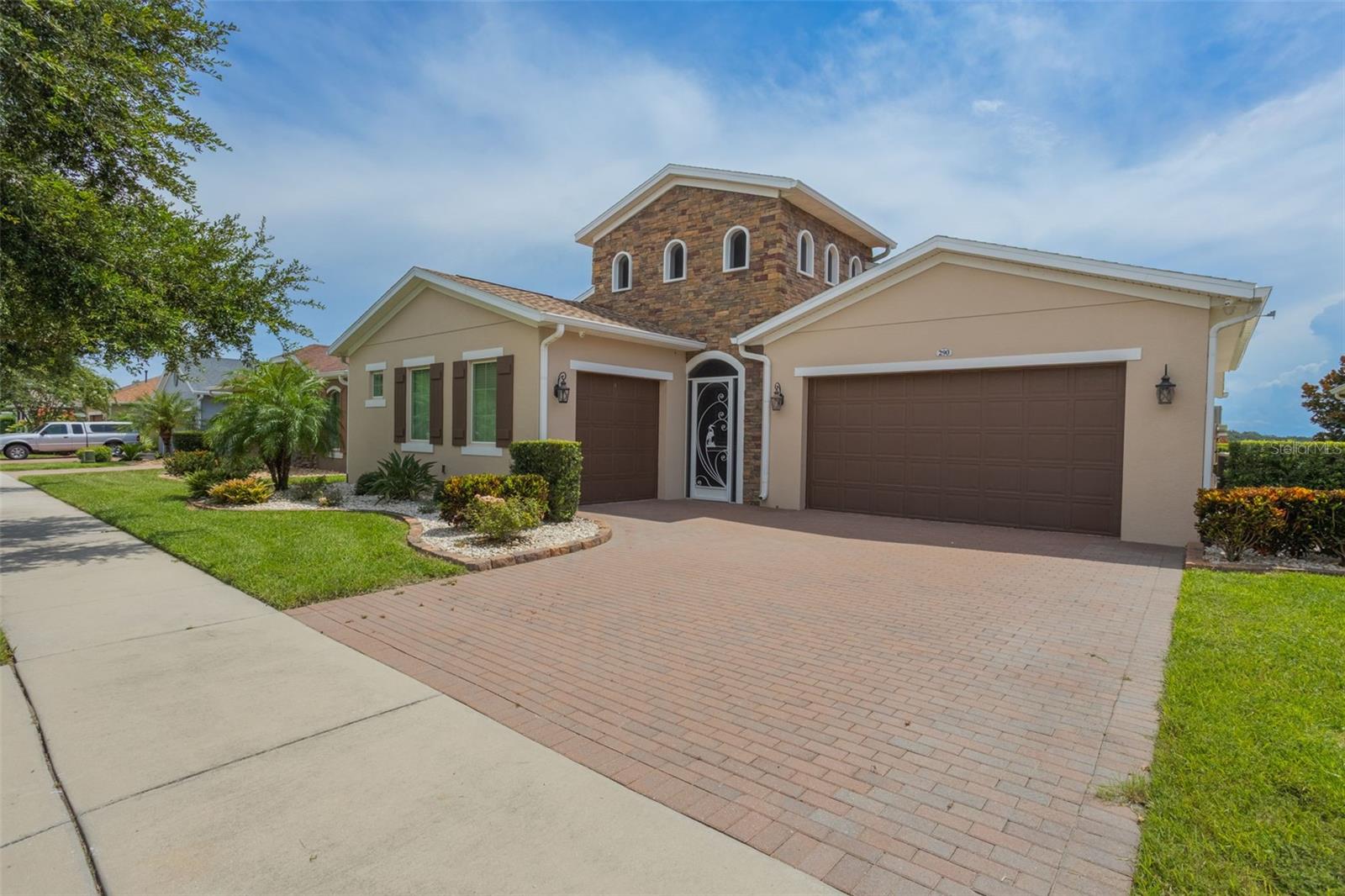 Single Family Residence in GROVELAND, FL - Daniel Dourado
