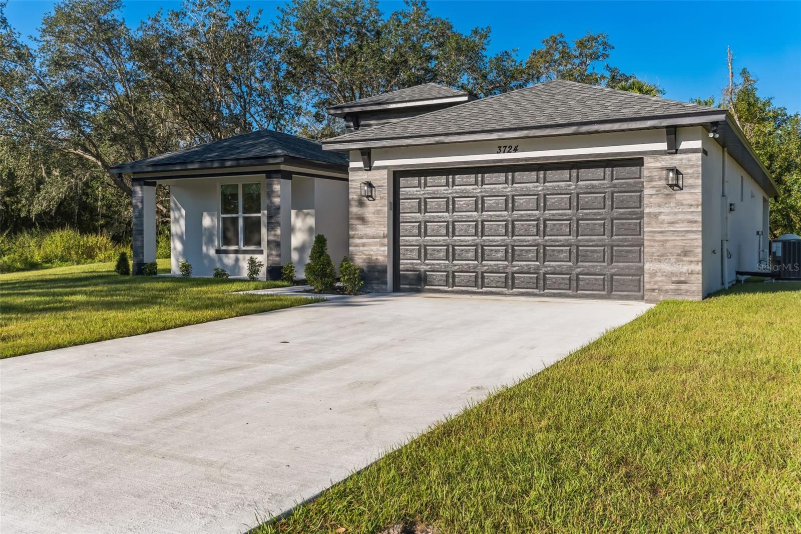 Single Family Residence in ORLANDO, FL - Daniel Dourado