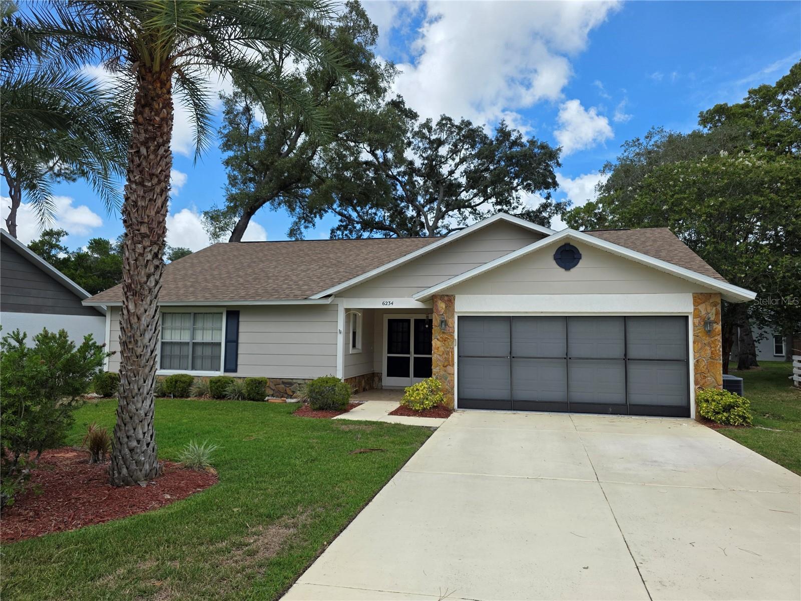 Single Family Residence em SPRING HILL, FL - Daniel Dourado