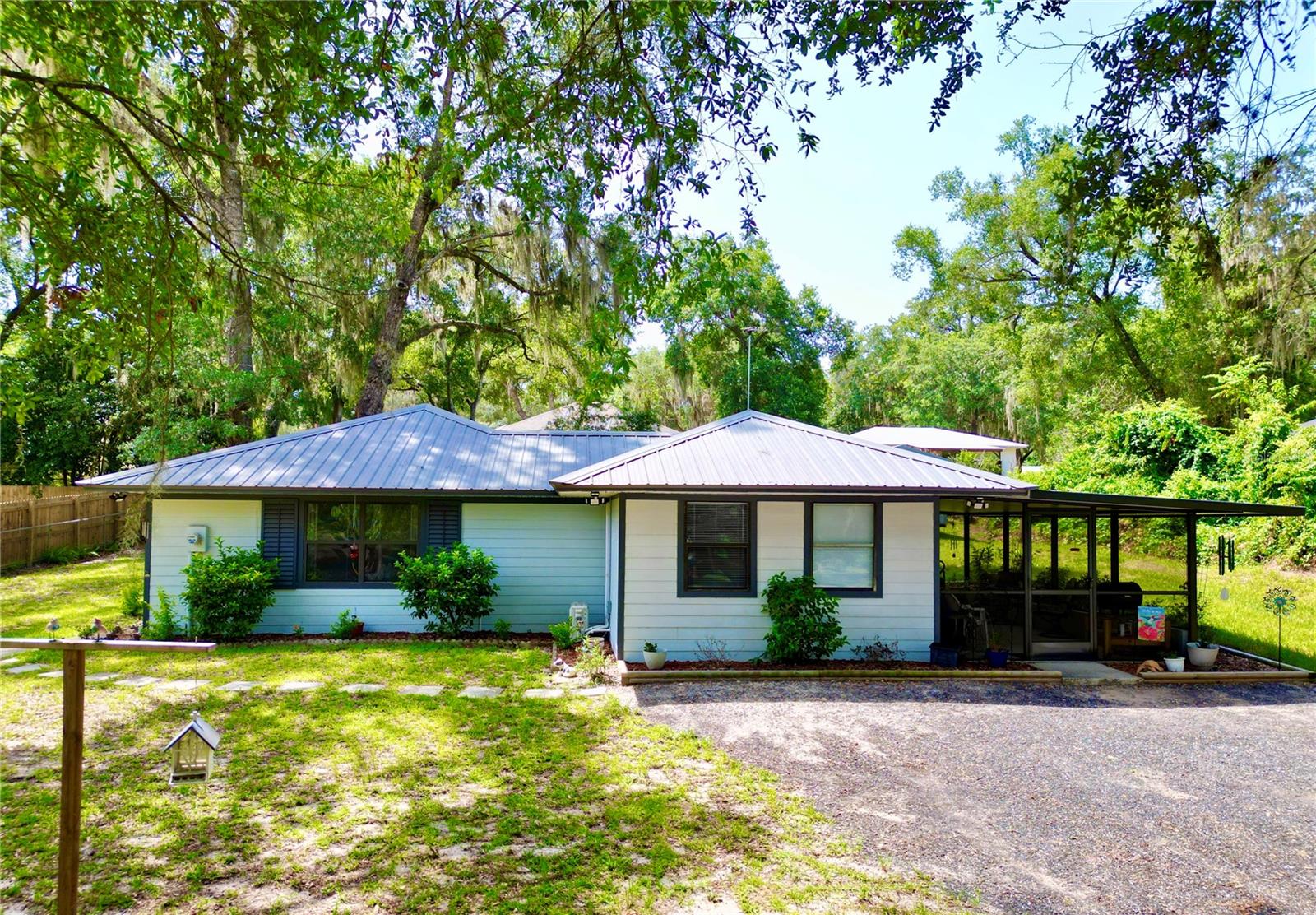 Single Family Residence in MELROSE, FL - Daniel Dourado