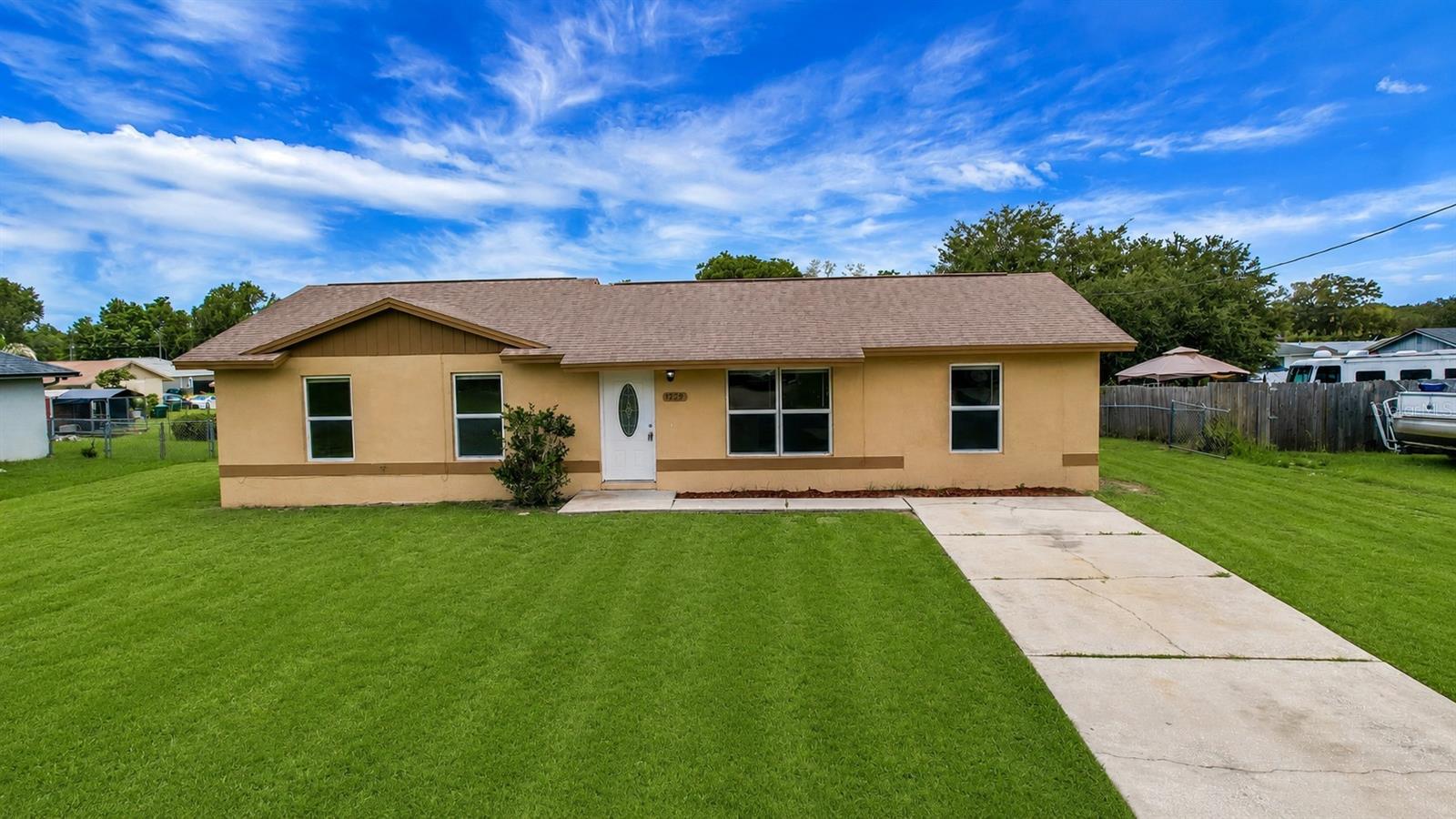 Single Family Residence in LADY LAKE, FL - Daniel Dourado