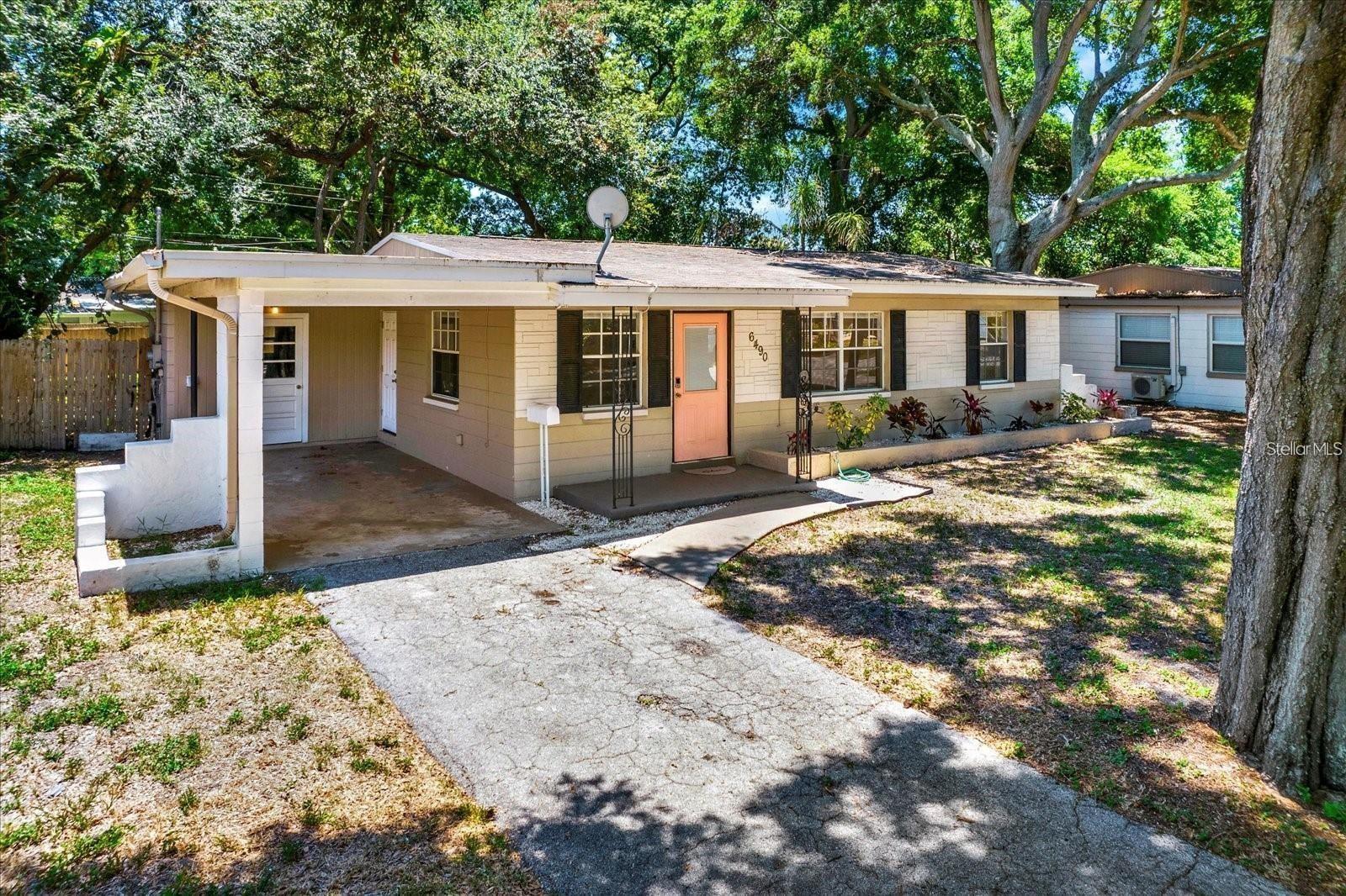 Single Family Residence in ST PETERSBURG, FL - Daniel Dourado