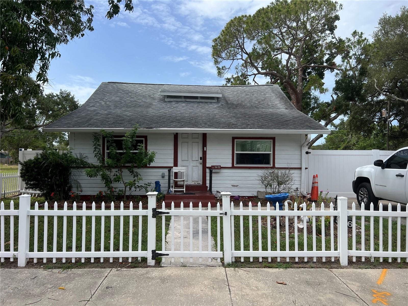 Single Family Residence in ST PETERSBURG, FL - Daniel Dourado