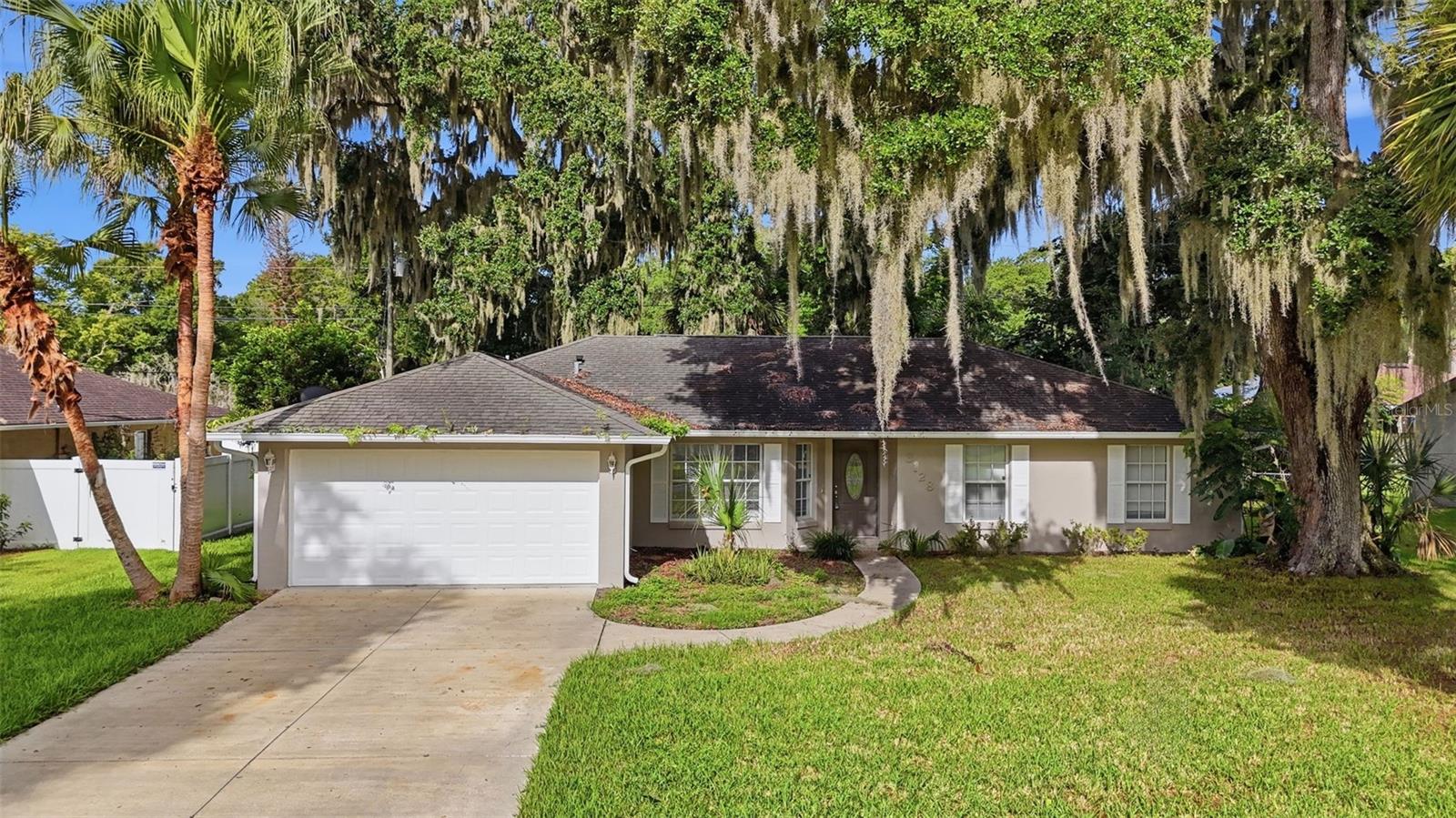 Single Family Residence in EDGEWATER, FL - Daniel Dourado