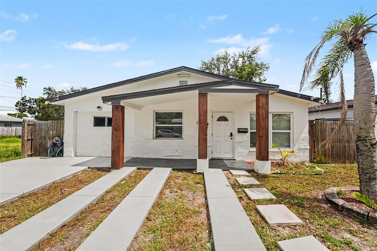 Single Family Residence in ST PETERSBURG, FL - Daniel Dourado